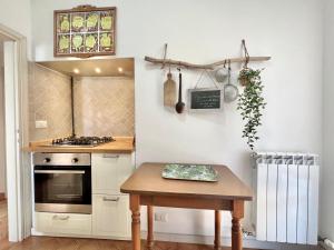 Rosanna, terrazza vista mare, 2 camere, clima e 2 posti auto a soli 50 m dal mare! by Alfareal