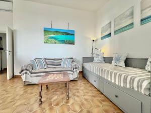 Rosanna, terrazza vista mare, 2 camere, clima e 2 posti auto a soli 50 m dal mare! by Alfareal