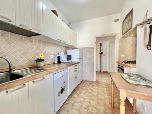 Rosanna, terrazza vista mare, 2 camere, clima e 2 posti auto a soli 50 m dal mare! by Alfareal