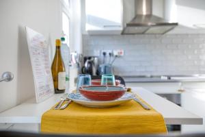 Bright spacious getaway close to the Sea