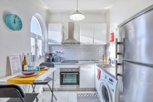 Bright spacious getaway close to the Sea