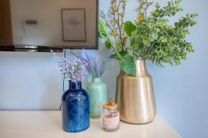 Bright spacious getaway close to the Sea