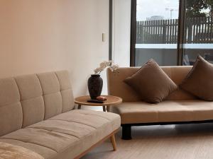 High Ceiling 6 Beds Private Garden Oasis 1min to Stadiums & Parking