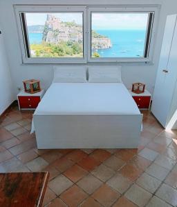 Mansarda con terrazza davanti castello aragonese