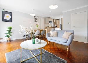 Large City house in most desirable location - walk to river