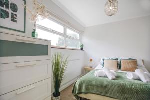 Large City house in most desirable location - walk to river