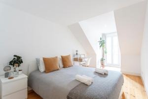 Apartment with Balcony in a Street in the Historic Center of Downtown Lisbon