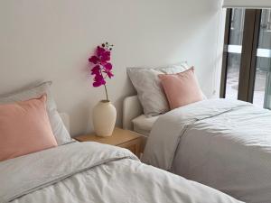 High Ceiling 6 Beds Private Garden Oasis 1min to Stadiums & Parking