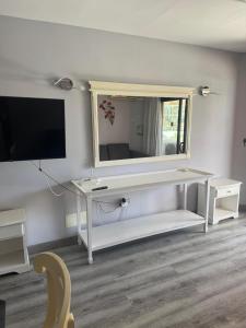 Las Americas 1-Bed Apt Sleeps 5 Pool Parking