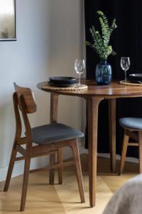 Modern Studio in Wola with Air Conditioning by Noclegi Renters