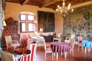 B&B / Chambres d'hotes CHATEAU LA SERVAYRIE - Chambre d'hotes : Chambre Triple Deluxe avec Baignoire Spa