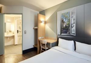 Hotels B&B HOTEL Maurepas : Chambre Double - Accessible aux Personnes à Mobilité Réduite 