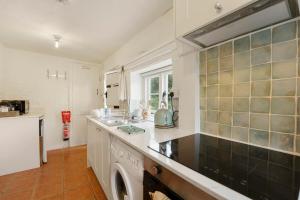 Lion Cottage - cosy english cottage in the country with parking, patio space and in an idyllic location