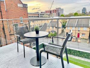 Contemporary Apartments with Private Balconies in Hoxton near Shoreditch, Old Street, Islington by NourNest Apartments