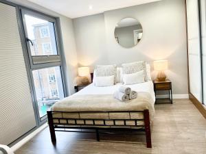 Contemporary Apartments with Private Balconies in Hoxton near Shoreditch, Old Street, Islington by NourNest Apartments