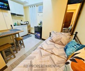 Bachelors Pad across Ateneo Uni with free fast wifi Netflix ready TV