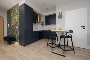 Spacious Apartment with Air Conditioning in the Old Town of Warsaw by Noclegi Renters