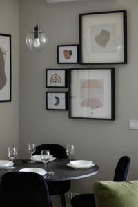 Spacious Apartment with Air Conditioning in the Old Town of Warsaw by Noclegi Renters