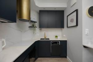 Spacious Apartment with Air Conditioning in the Old Town of Warsaw by Noclegi Renters