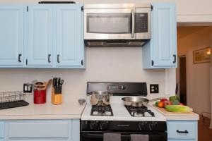 3 Bedroom Gem! King, Full & Twin Beds, Sauna with Free Parking plus more