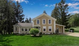 4 bedroom house with hot tub Near Ellicottville