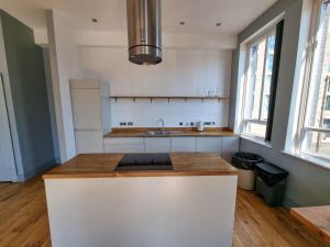 City centre apt sleeps 14 by City SuperHost