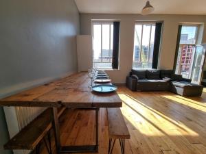 City centre apt sleeps 14 by City SuperHost