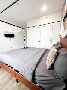 Spacious Boho Getaway With Scenic Rooftop Sleeps 4