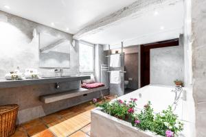 Villas #47 17th Century House Pool, Parking, Sauna, Petanque, BBQ : photos des chambres