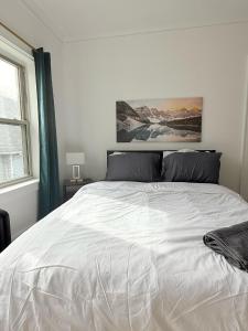 StylishDowntown Studio Queen Bed Full Kitchen