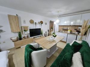 Tropical Chic for Two, Basement Studio Escape by Flat Mаnager