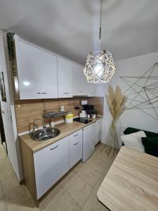 Tropical Chic for Two, Basement Studio Escape by Flat Mаnager