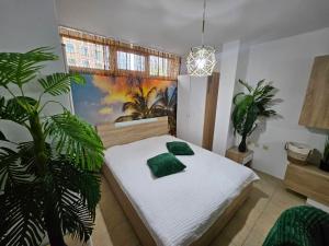 Tropical Chic for Two, Basement Studio Escape by Flat Mаnager