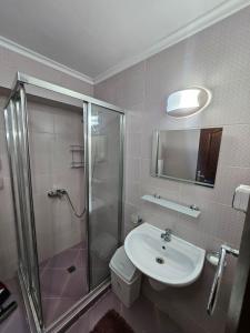 Tropical Chic for Two, Basement Studio Escape by Flat Mаnager