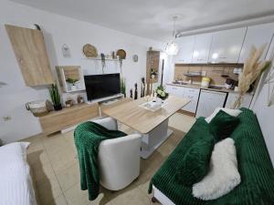 Tropical Chic for Two, Basement Studio Escape by Flat Mаnager