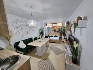 Tropical Chic for Two, Basement Studio Escape by Flat Mаnager