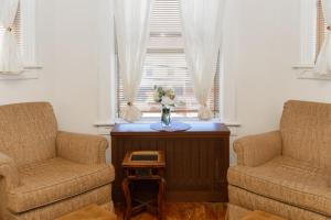 3 Bedroom Gem! King, Full & Twin Beds, Sauna with Free Parking plus more