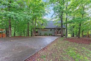 Mountain Getaway with Hot Tub & Game Room cabin