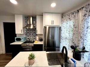 Sacred Heart HospitalHuckleberrysMin to Dwntn