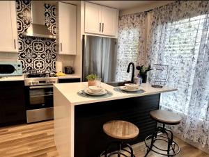 Sacred Heart HospitalHuckleberrysMin to Dwntn