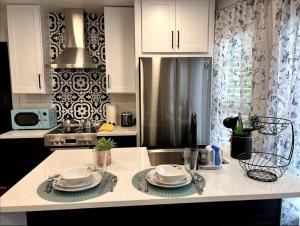 Sacred Heart HospitalHuckleberrysMin to Dwntn