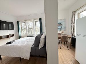 StylishDowntown Studio Queen Bed Full Kitchen