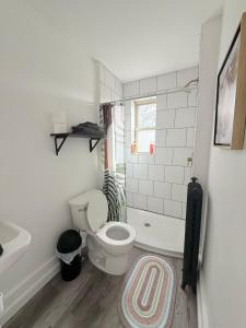 StylishDowntown Studio Queen Bed Full Kitchen