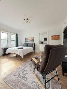 StylishDowntown Studio Queen Bed Full Kitchen