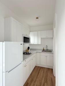 StylishDowntown Studio Queen Bed Full Kitchen