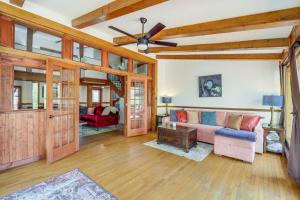 2 Mi to Appalachian State Cabin with Outdoor Spaces