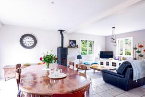 Maison au milieu dun parc arboré