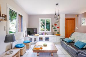 Maison au milieu dun parc arboré