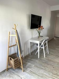 Spacious Studio in Sunny Villa Minutes to Beach