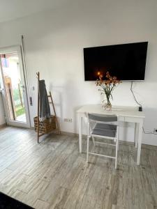 Spacious Studio in Sunny Villa Minutes to Beach